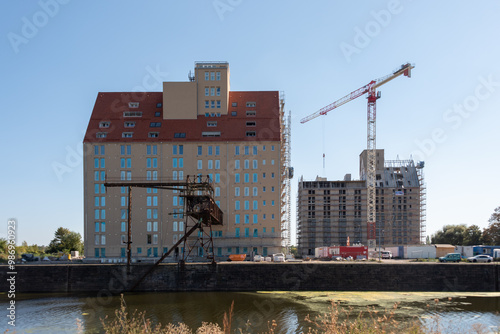 Altes Silogebäude, Speicher, davor Baukran, Wissenschaftshafen Magdeburg, Sachsen-Anhalt, Deutschland