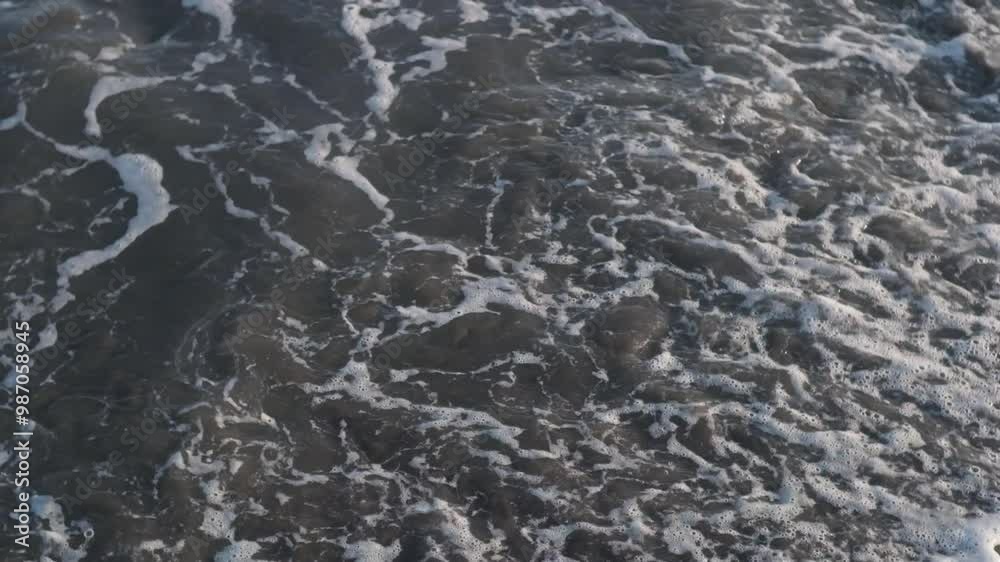 浜辺に打ち寄せる穏やかな波 Gentle waves crashing on the beach 浜辺に打ち寄せる穏やかな波 Gentle waves crashing on the beach