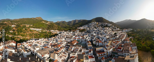 vista aérea del municipio de Ojén en la provincia de Málaga, España