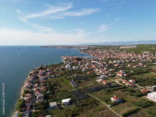 Küstenidylle in Kroatien: Blick auf eine charmante Stadt am Meer photo