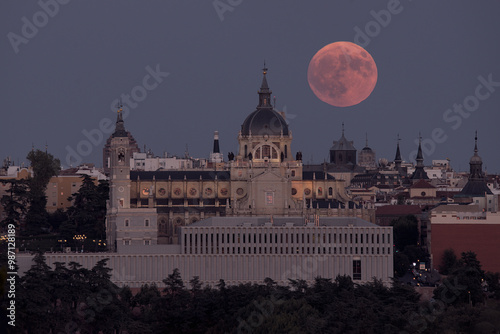 catedral de la almudena madrid y la luna photo