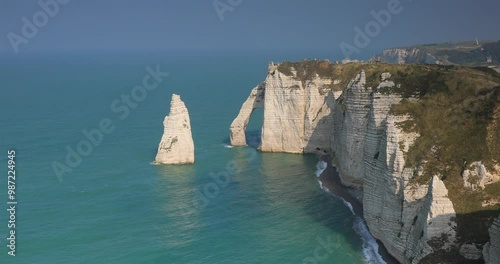 Grande marée au pied des falaises d'Etretat en Normandie photo