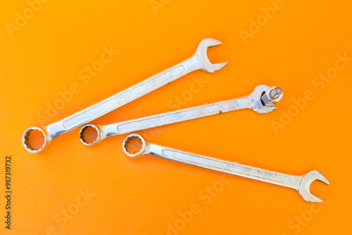 фотографія The biggest disadvantage of using an open-end wrench is the potential for slippage and rounding off the edges of the bolt or nut being worked on