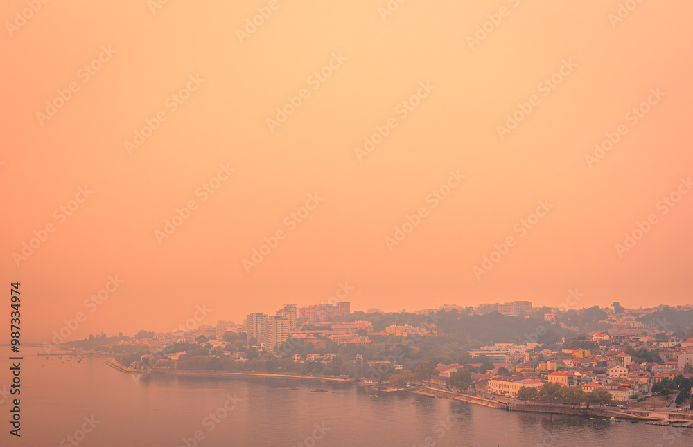 Naklejka premium Smoky Sunset Over Porto - A City Cloaked in Haze