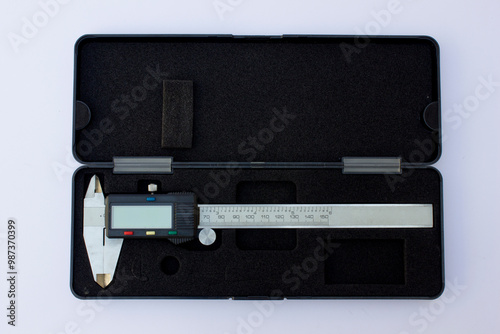 The caliper is easy to use with a digital display. It is among the common tools for measuring external and internal length and also to measure internal diameter, external diameter and depth.