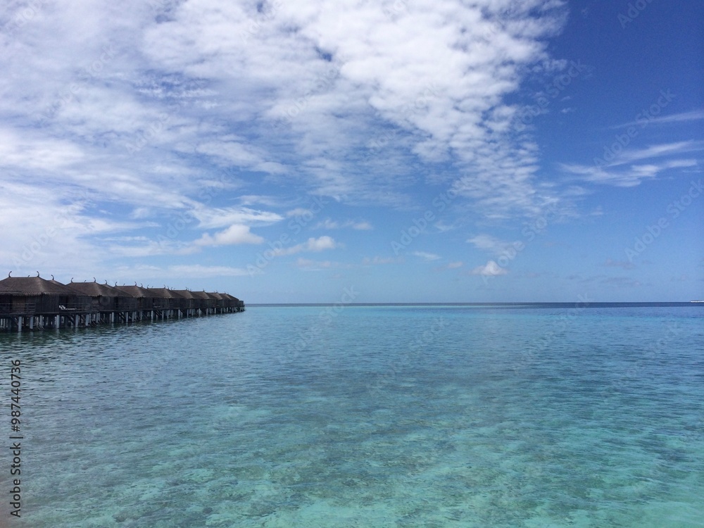 Fototapeta premium モルディブの水上コテージと海