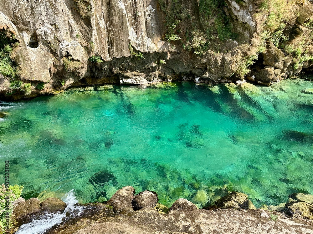 Smaragdgrünes Juwel: Ein kristallklarer Bergsee Smaragdgrünes Juwel: Ein kristallklarer Bergsee