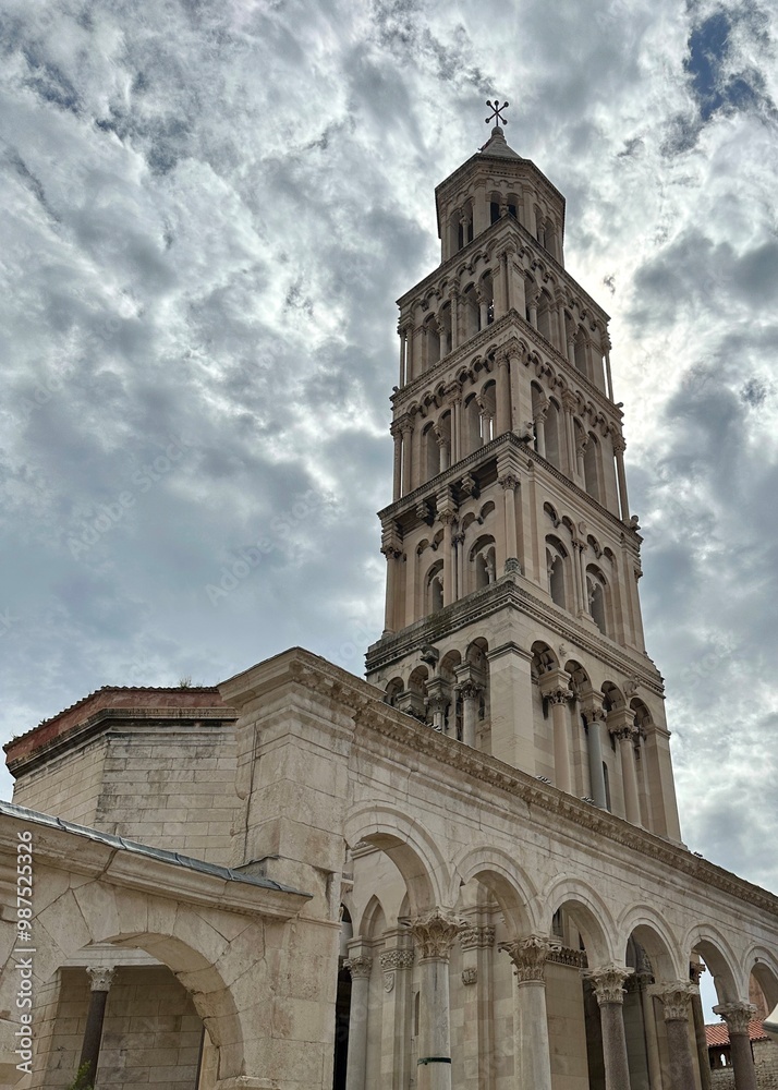 Antike und Moderne im Einklang: Der Glockenturm von Split vor dramatischem Himmel Antike und Moderne im Einklang: Der Glockenturm von Split vor dramatischem Himmel
