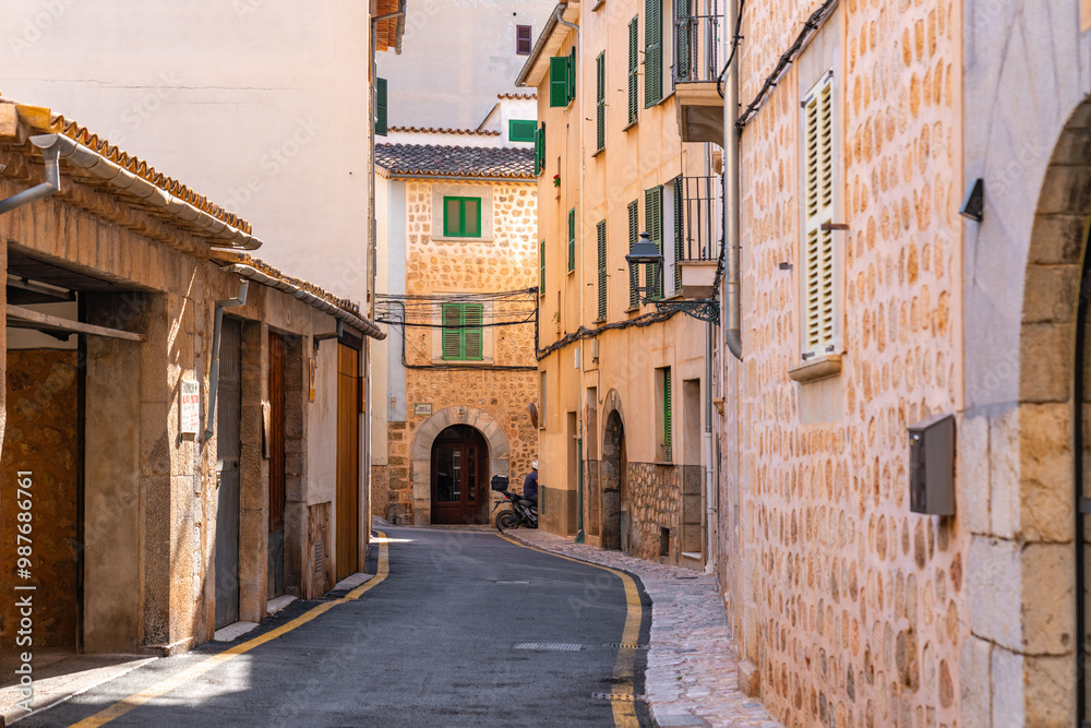 Fototapeta premium Leere Gasse und Straße mit Häusern in Sóller auf Mallorca Spanien