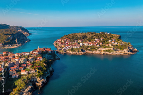 Obraz na płótnie Amasra, Turkey. Two islands in the Black Sea connected by a bridge. Beautiful natural city view. w salonie