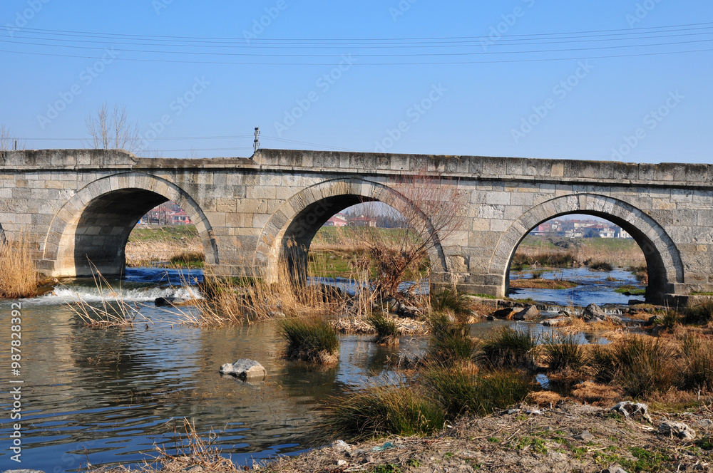 Fototapeta premium Buyukkaristiran Bridge, located in Luleburgaz, Turkey, was built by the Ottomans in the 16th century. 