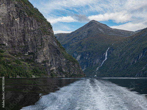 Heckwelle eines Ausflugsschiffs im Geiranger Fjord, Norwegen photo