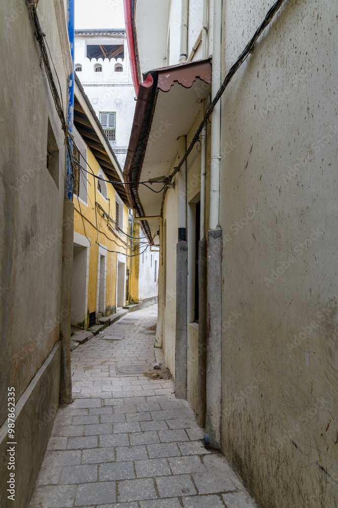 Obraz premium Narrow street in Stone town at Zanzibar, Tanzania
