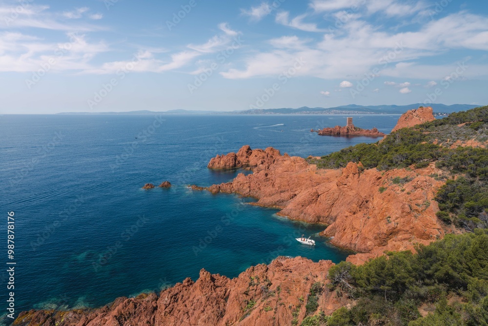 Φωτογραφία Sunny day on the Massif de l'Esterel in the Var/France, with red rocks and blue
