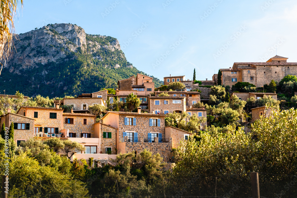 Häuser und Wohnhäuser in den Hügeln über dem Meer von Deià auf Mallorca Spanien Häuser und Wohnhäuser in den Hügeln über dem Meer von Deià auf Mallorca Spanien