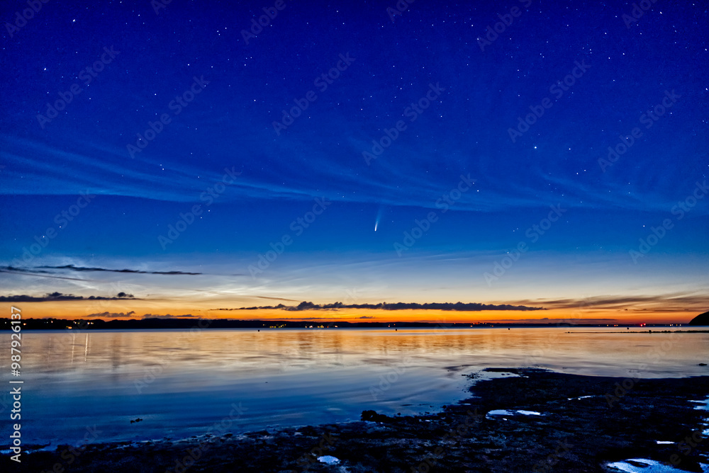 Fototapeta premium Der Komet Neowise 2021 über der Ostsee am Flensburger Strand namens Solitüde bei nacht