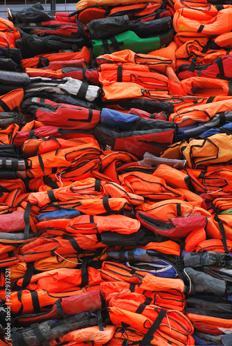 Jährlich sterben viele Bootsflüchtling bei dem Versuch über das Mittelmeer von Afrika nach Europa zu gelangen. Das Schlauchboot oder Schiff geht unter. Sie tragen zum Teil keine rettende Schwimmwesten