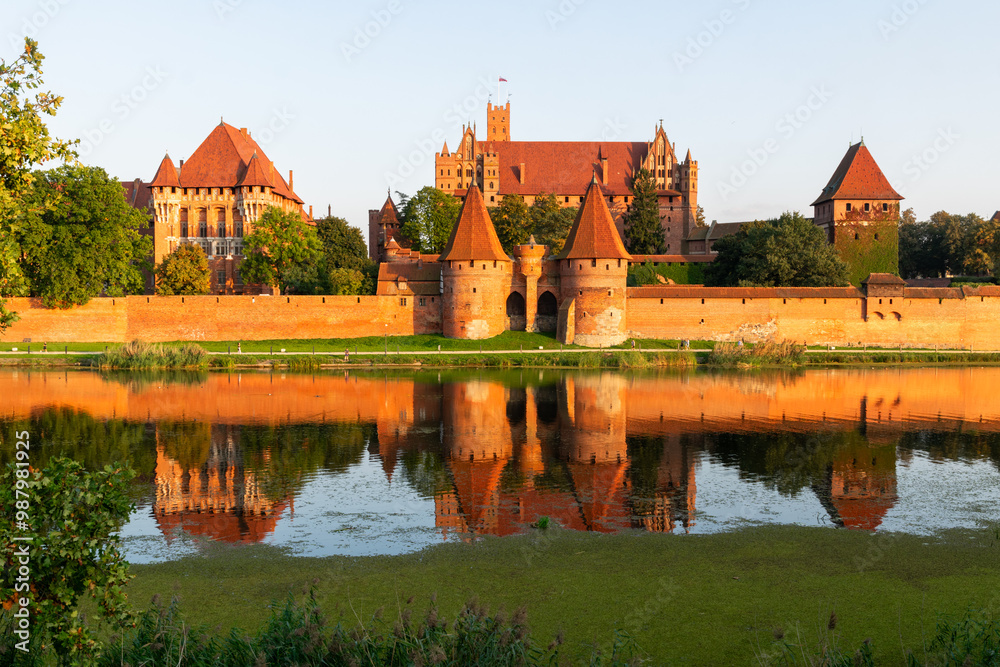 Naklejka premium Malbork Castle and the Nogat river in autumn