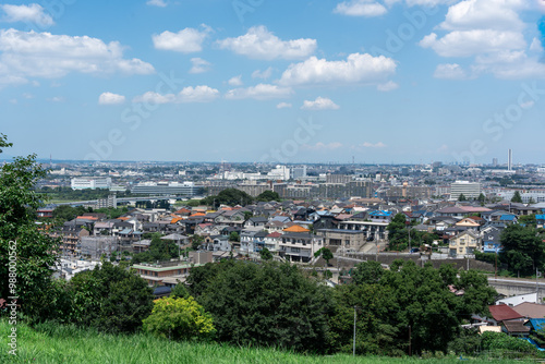 住宅街の風景と青空