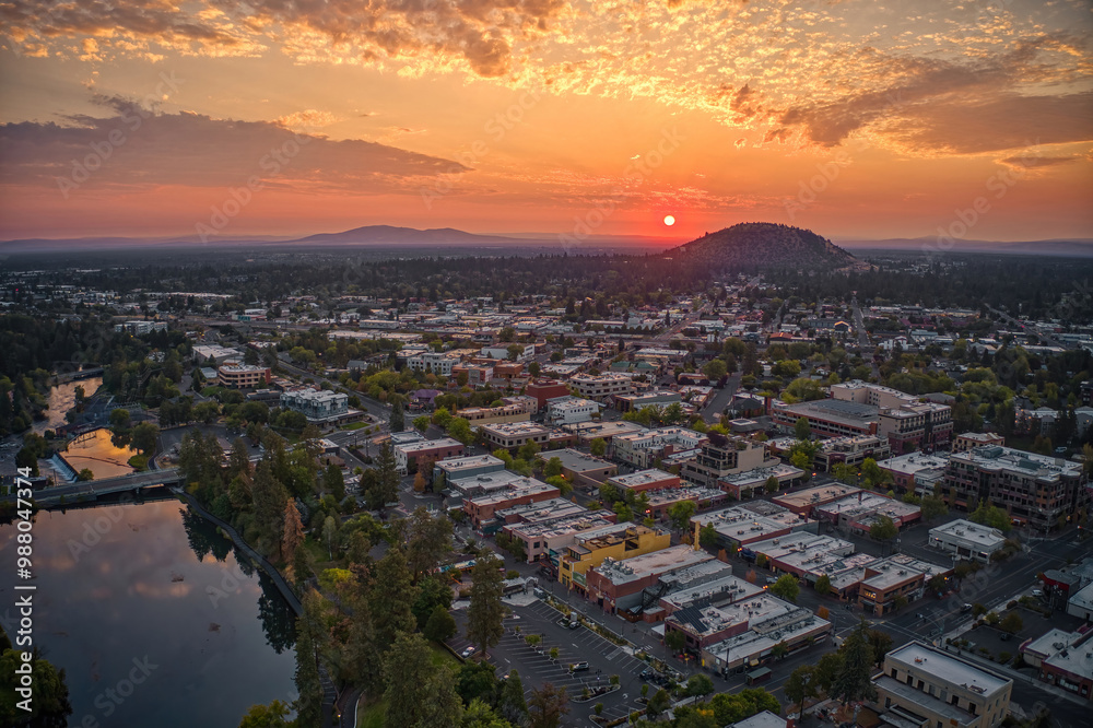 Obraz premium Aerial View of Bend, Oregon at Sunset during Summer