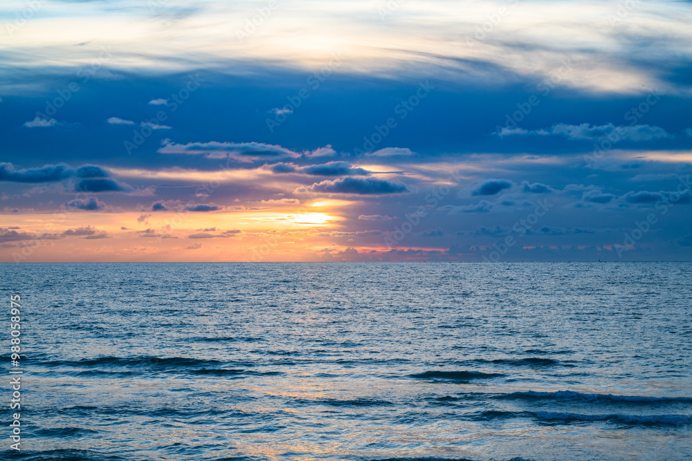 Obraz premium Ocean waves at beach. Waterscape for background. Sea sunrise. Sunset or sunrise seascape at sea.