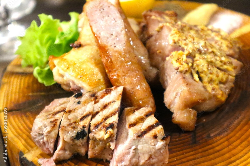 丸太に乗った肉の盛合せ