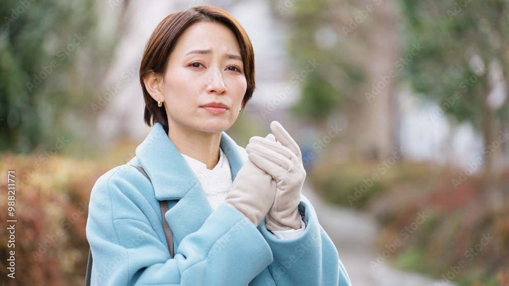 冷え性の女性(冬服・上着・コート) 冷え性の女性(冬服・上着・コート)