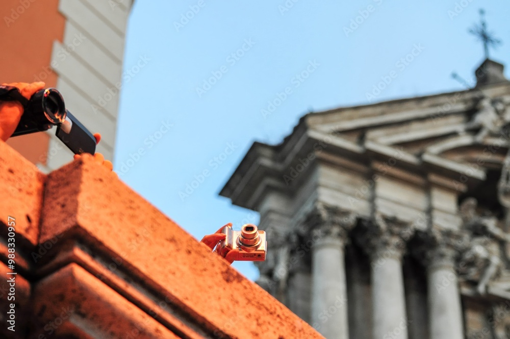 Φωτογραφία Tourists photographing historic Roman architecture at golden hour
