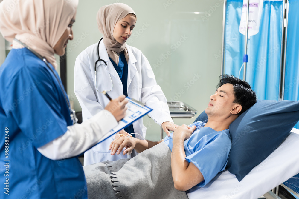 Obraz premium healthcare and people concept - doctor talking to male patient at bed in hospital.