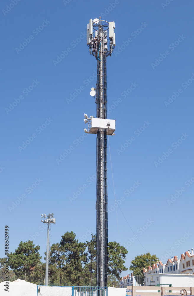 Obraz premium Rope access technician working on cell tower