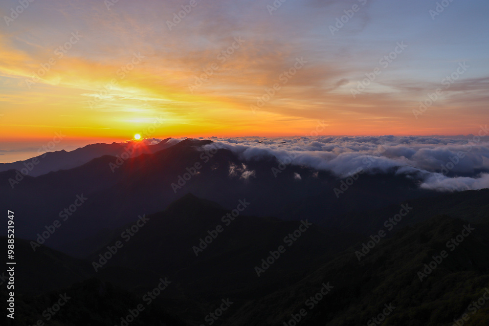 石鎚山頂上からの朝焼けと御来光