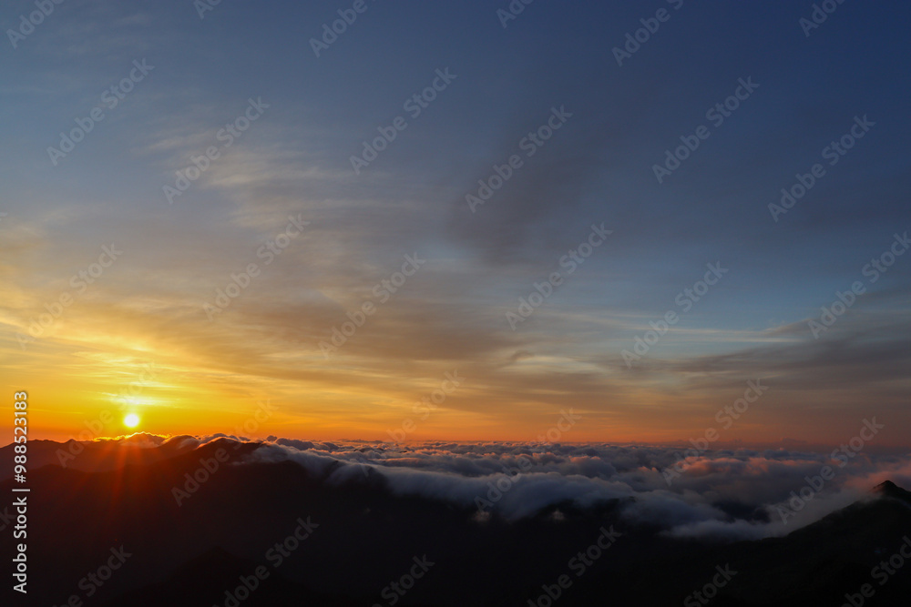 石鎚山頂上からの朝焼けと御来光