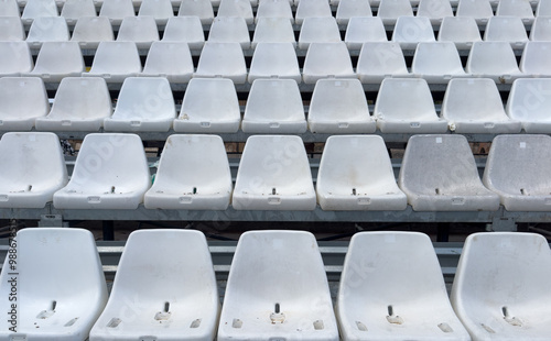 Gradins exterieurs blancs