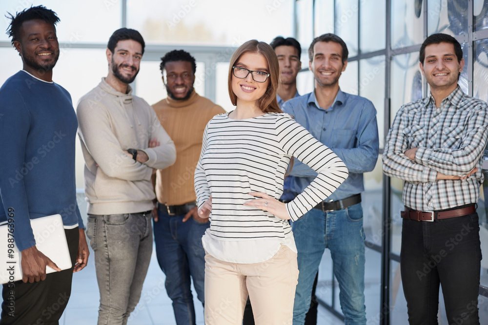 Obraz premium Business people in elegant casual clothes are standing in the office