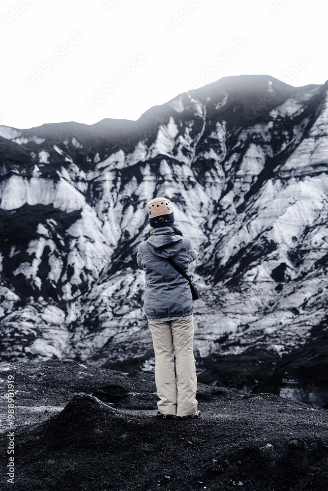 Obraz premium アイスランドのカトラアイスケーブで山登りする