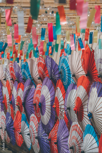 カラフルな和傘と風鈴