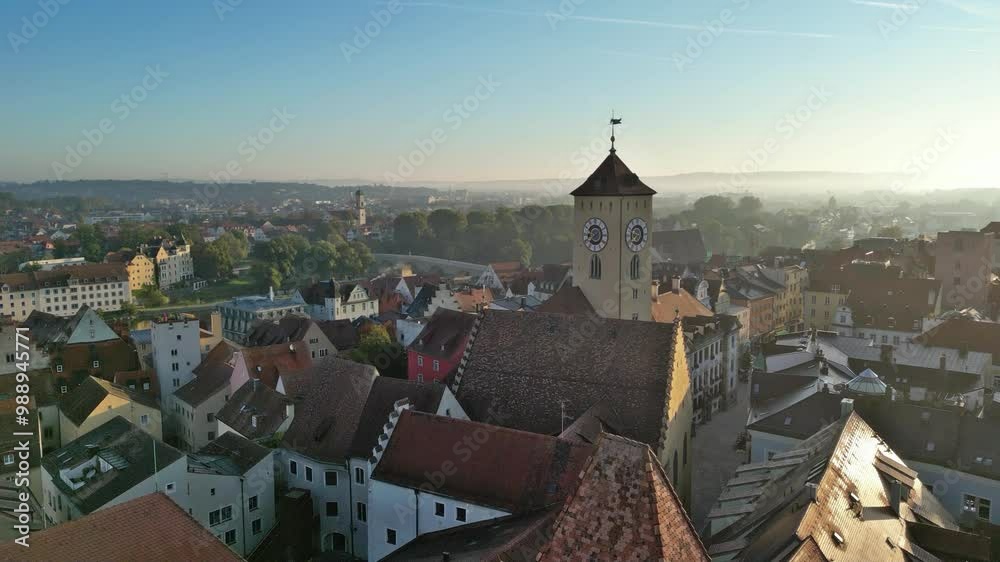 Regensburg, Deutschland: Flug nach oben mit der steinernen Brücke hinter dem alten Rathaus