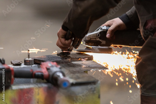 Gros plan sur disqueuse étincelle travail du fer