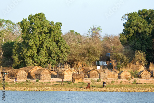 cases, Bekopaka, Fleuve Manambolo, Madagascar photo