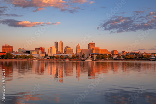 Obraz na płótnie Peoria, Illinois, USA. Cityscape image of Peoria skyline, Illinois, USA with reflection of city lights in the Illinois River at autumn sunrise. w salonie