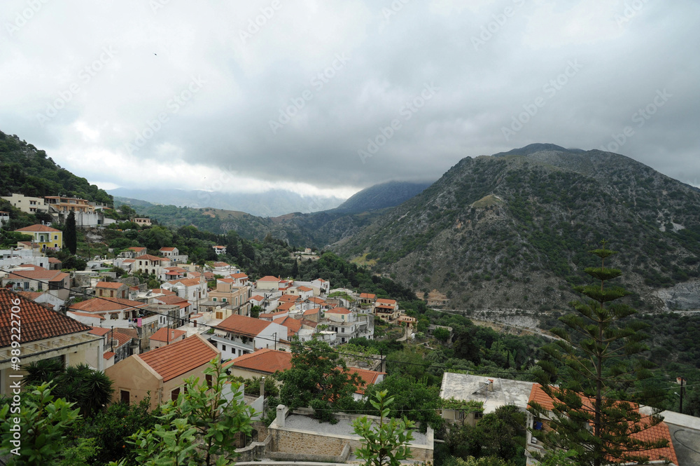 Obraz premium Le mont Kato Agori et la vallée de la Mousela vus depuis le village d'Argyroupoli près de Réthymnon en Crète
