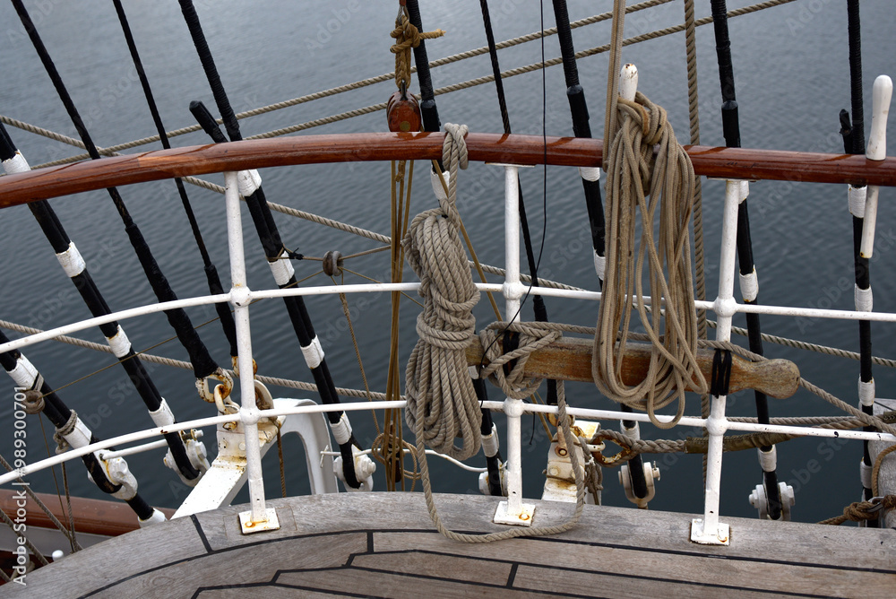 Obraz premium Saint-Malo - à bord d'un ancien voilier, cordages