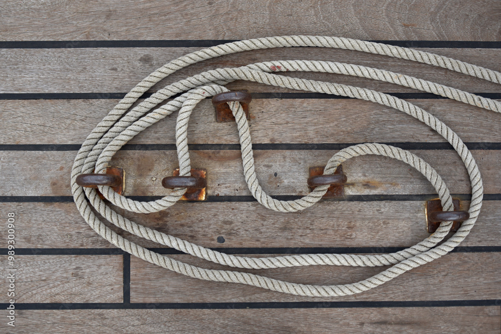 Obraz premium Saint-Malo - à bord d'un ancien voilier, cordages