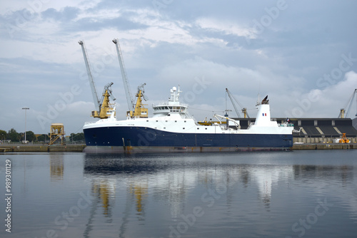 Saint-Malo - port, navire de pêche industrielle photo