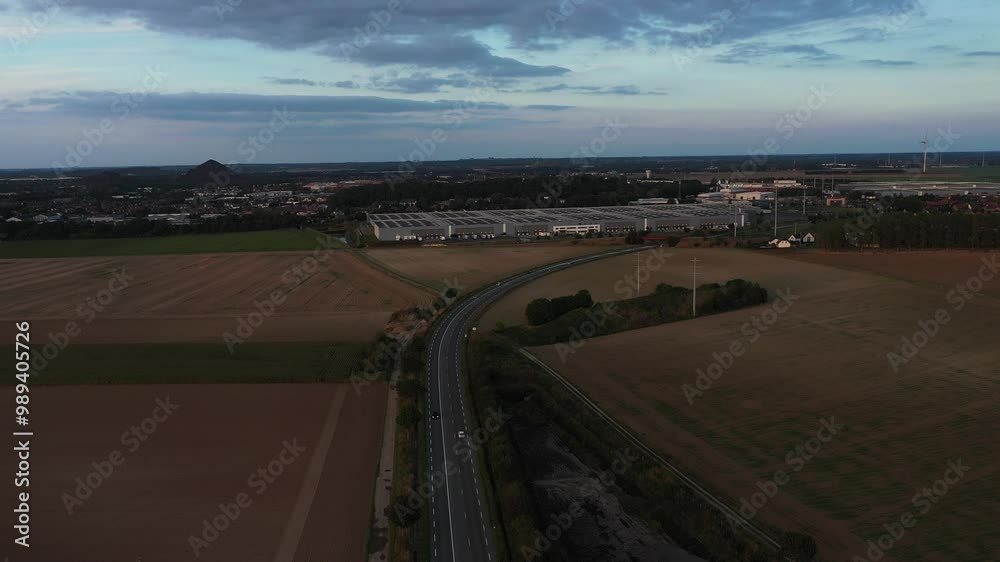 prise de vue aérienne d'une zone industrielle dans la campagne française près d'une autoroute 