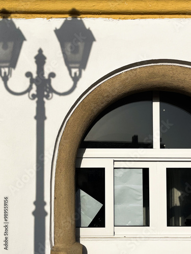 Obraz na płótnie sombra de lamparina em prédio w salonie
