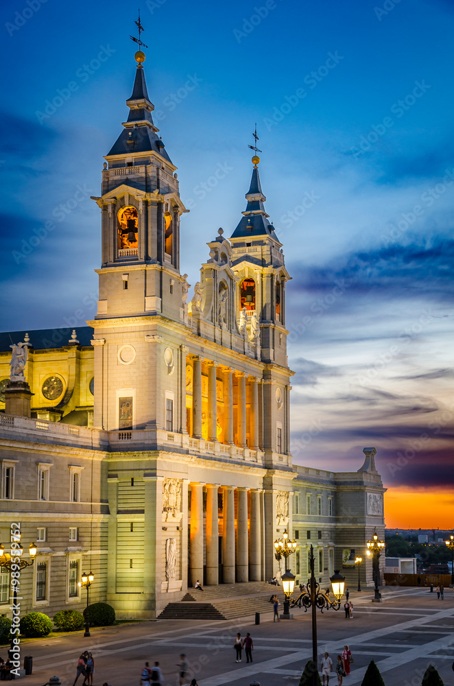 Fototapeta premium Almudena Cathedral in Madrid at sunset