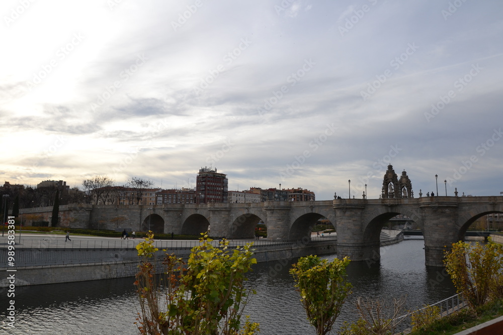 Madrid, Espagne, 27 décembre 2015 : Pont de Tolède, pont médiéval en pierre de Madrid et sa fontaine Madrid, Espagne, 27 décembre 2015 : Pont de Tolède, pont médiéval en pierre de Madrid et sa fontaine