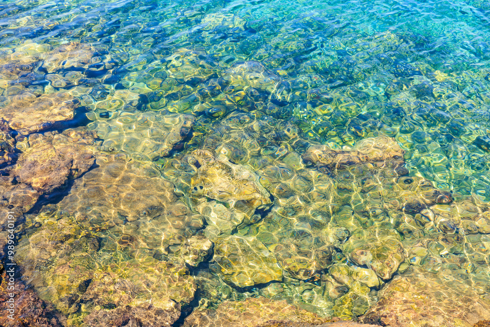 Obraz premium The water is clear and the rocks are brown