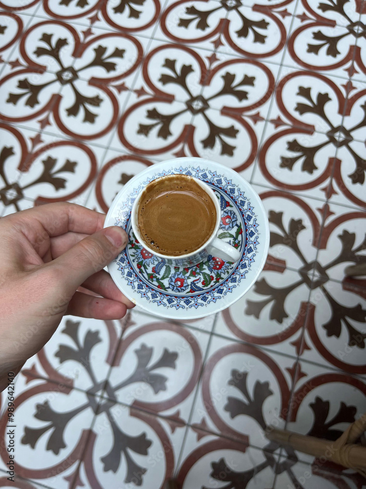 xícara de café com fundo de azulejo